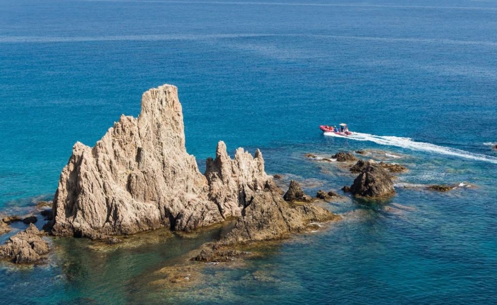 12 Danau Terbesar di Dunia Beserta Gambarnya - HaloEdukasi.com