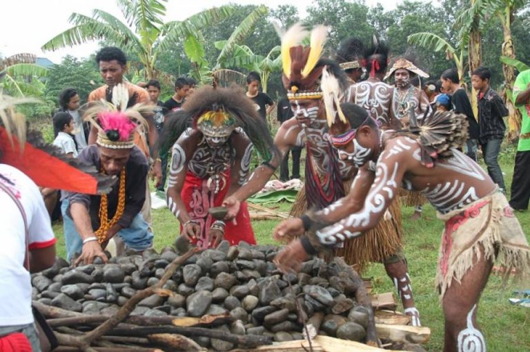 Eksotisme 7 Upacara Adat Papua Budaya Tanah Mutiara Hitam Riset
