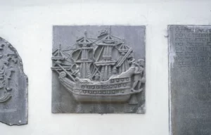 Lempengan batu bergambar kapal voc di dinding museum fatahillah