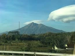 Gunung Merbabu, salah satu gunung di Magelang