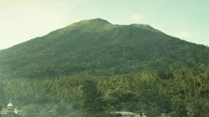 Gunung Kapalamadan, Gunung di Maluku