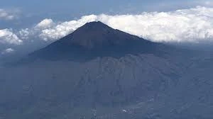 Gunung Sumbing, salah satu gunung di Magelang