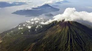 Gunung Gamalama, Gunung di Maluku