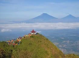 Gunung Andong, salah satu gunung di Magelang