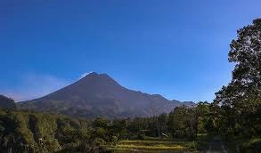 Gunung Merapi, salah satu gunung di Magelang