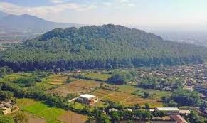 Gunung Tidar, salah satu gunung di Magelang